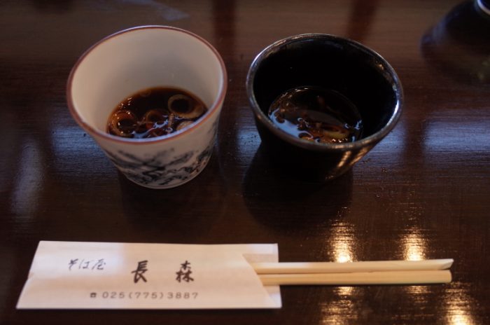 水の旨い田舎の蕎麦を2種類のつゆで頂く