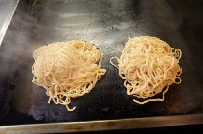 ラーメンの新世界・焼き麺は玉子も目玉焼きだった!