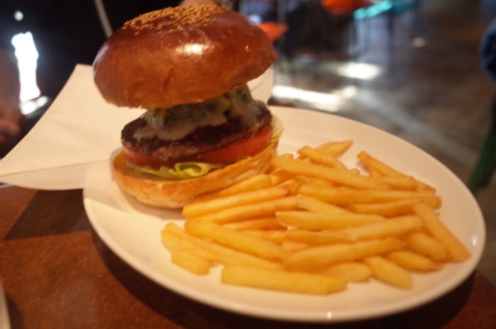 久しぶりに感動したハンバーガー!ん、ブロッコリー!?