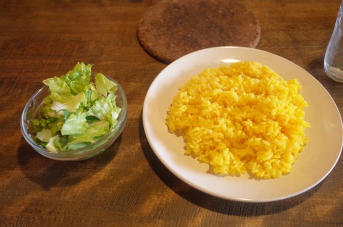 黄金色に輝くサフランライスがさらに食をそそる