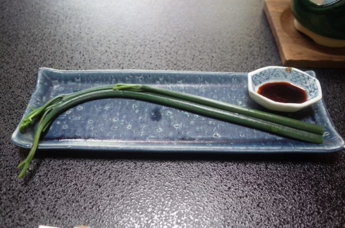 秋田の郷土料理の料亭で、わらびのモグモグ食べ!