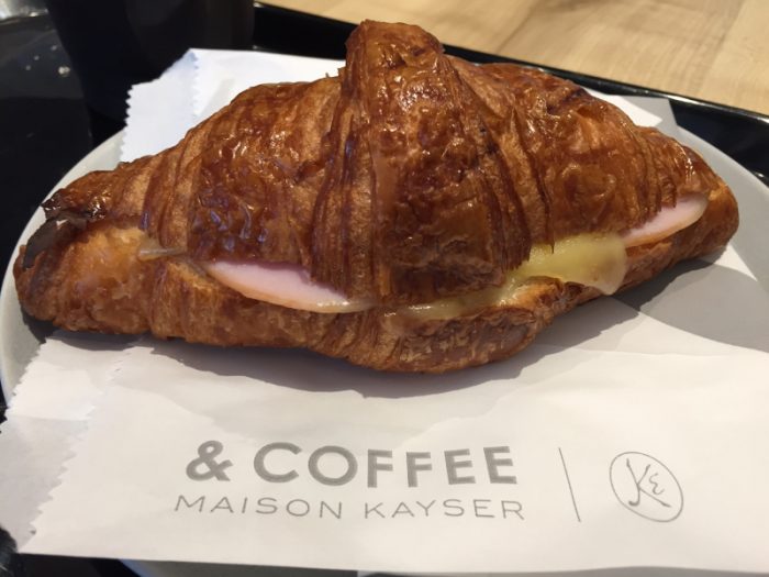 メゾンカイザーの新カフェで16層のクロワッサンを