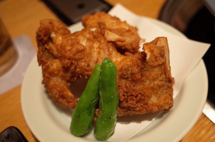 河豚の居酒屋でワイワイ焼き河豚を