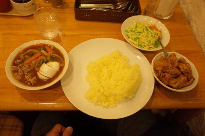 サラリーマンの胃袋を掴むランチカレー
