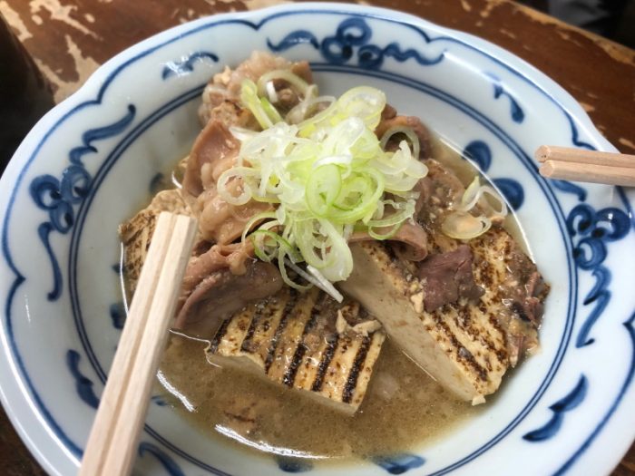 昭和4年創業。煙と一緒に味わうモツ焼き