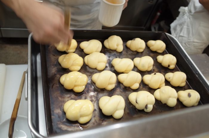 昼のランチはパンまで焼き立て!