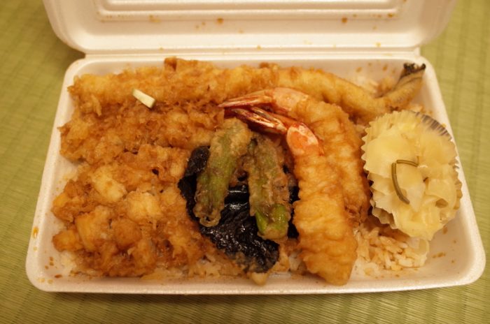 大行列店の天丼をお土産で持ち帰る優越