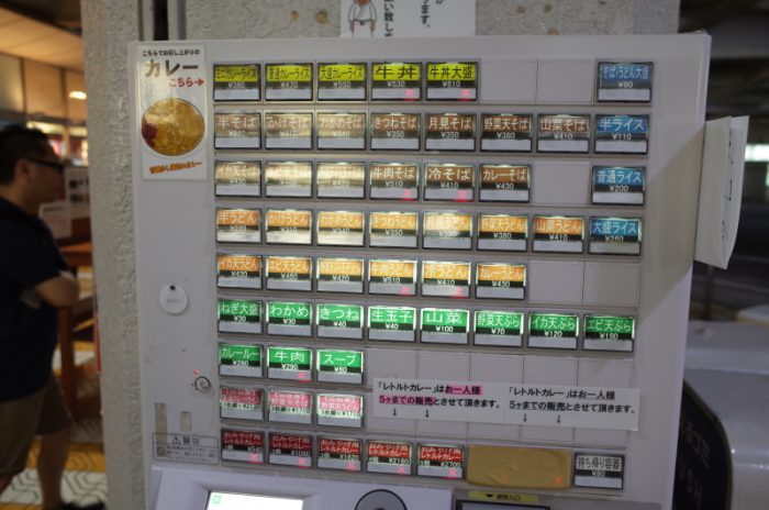 バスターミナルに行列する名物料理とは?